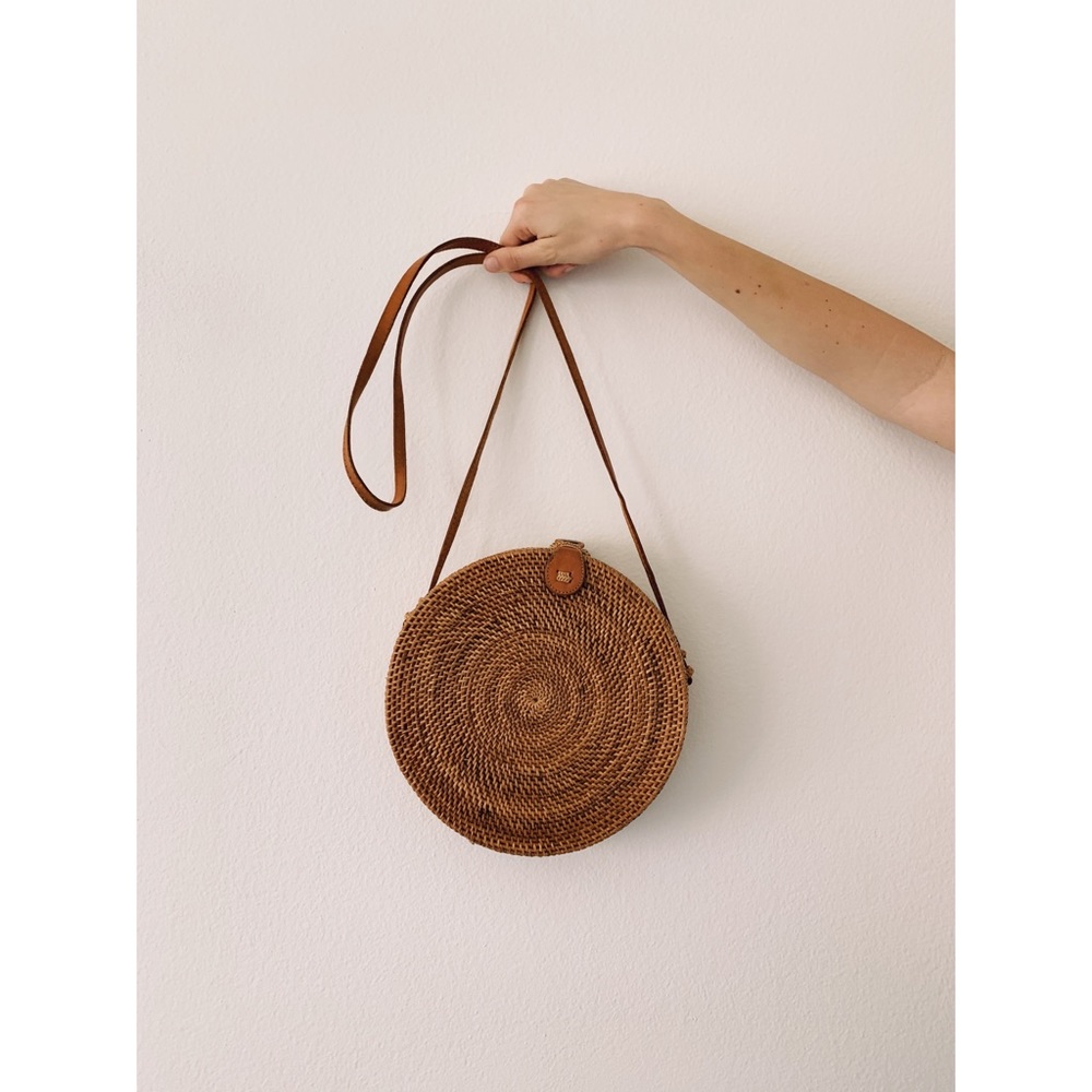 Round wicker purse